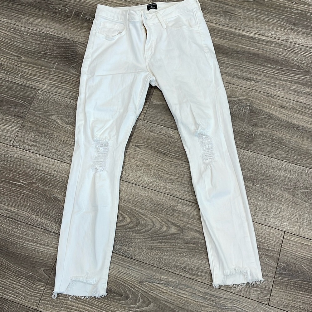 JUST BLACK White size 26 Raw Frayed Step Hem & Distressed Knees Skinny Jean